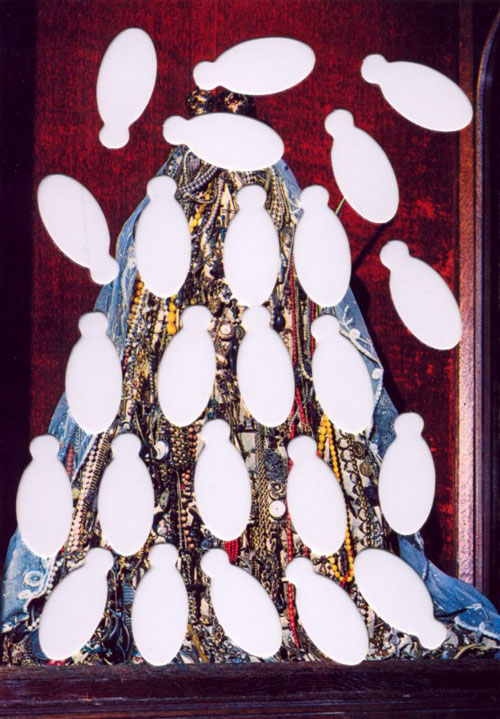 Suska Mackert Piece Schmuckmadonna 2002 foto Klimt02