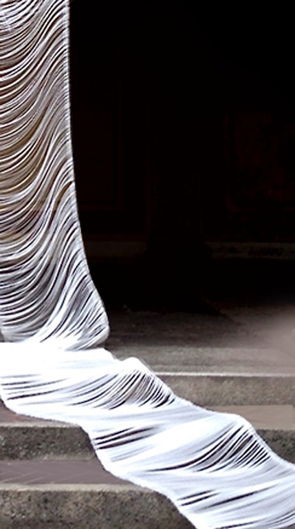 STISE  2014 Strutture lamellari in strisce di reggetta di polipropilene  color bianco, tagliata piegata e legata a mano Modulo cm 2,5x300x60  Dimensioni e disposizioni spaziali variabili 