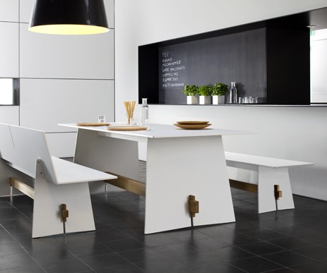 Tension Table di Maly Hoffmann Kahleyss per Conmoto